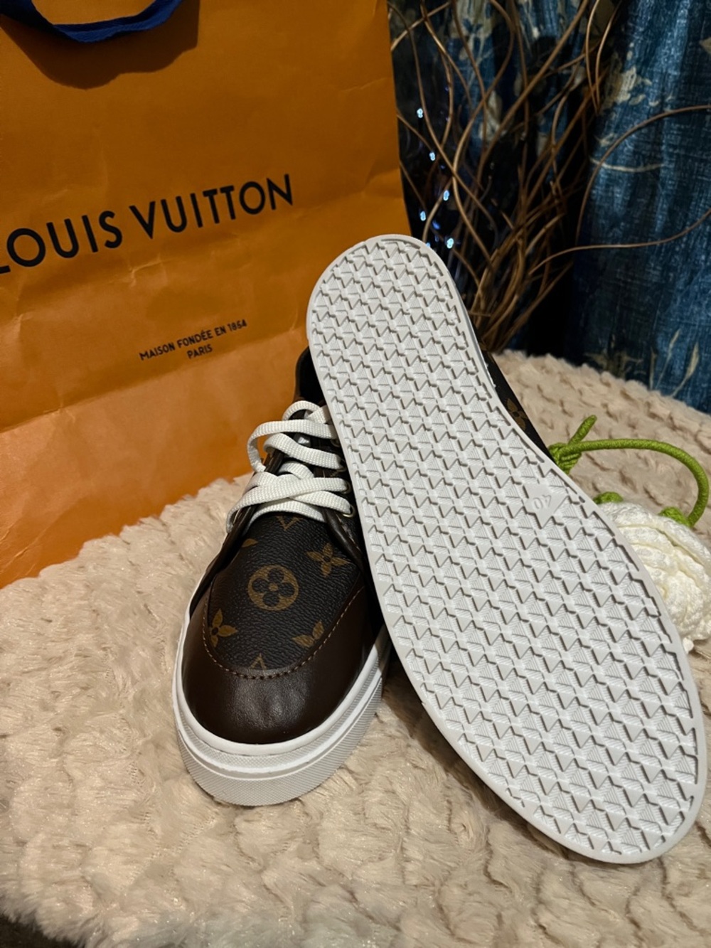 nwt Low-Top Sneaker - Picture 3 of 3